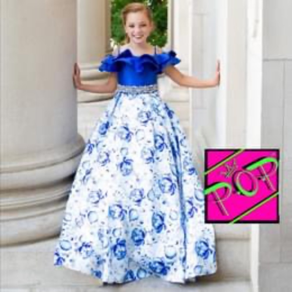 Blue and white flower POP gown. Pockets and removable rhinestones straps.